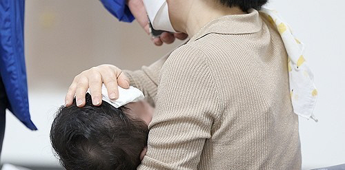 병원 찾은 아이.<연합뉴스>